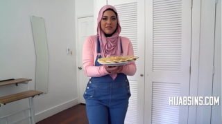 Chubby Babe In Hijab Offers Her Virginity On A Platter – POV